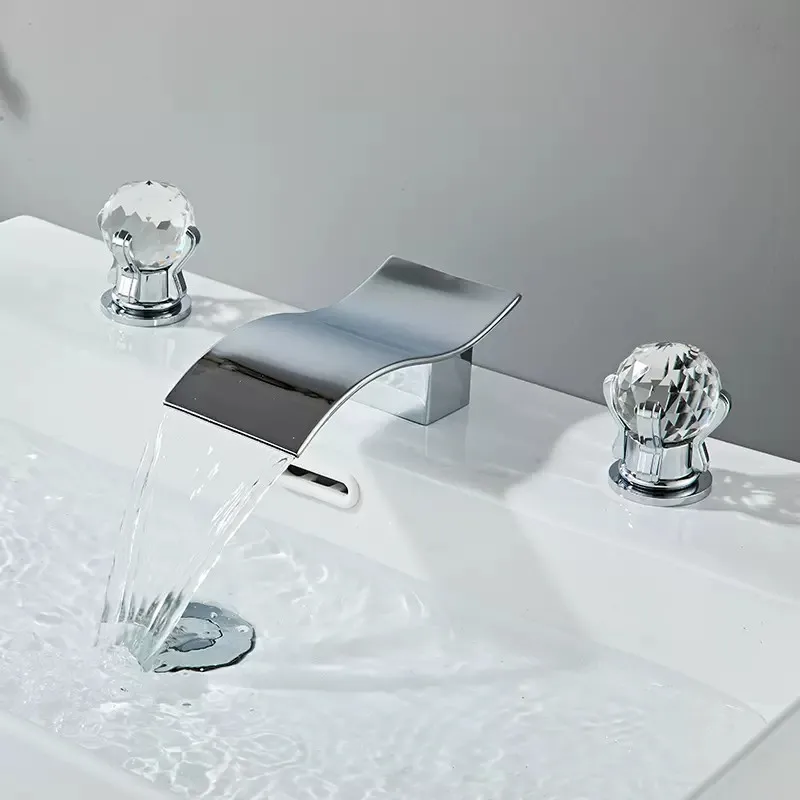 lavabo-moderne-avec-robinet-chrome